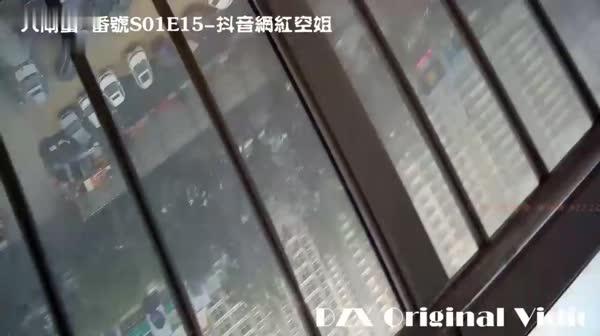 大闸蟹最新豪华精品大片第十五部-番号S01E15：172cm东航制服抖音网红空姐（完整版）丨C+胸酥软圆润，性感美脚超薄连裤丝袜，足交口交，赠送抖音视频～1080P高清完整版！